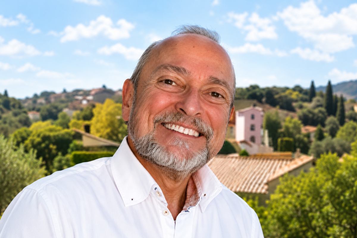 Paolo Cericola – Respiro Originario® Paolo Cericola sorridente in camicia bianca, con un paesaggio verde sullo sfondo
