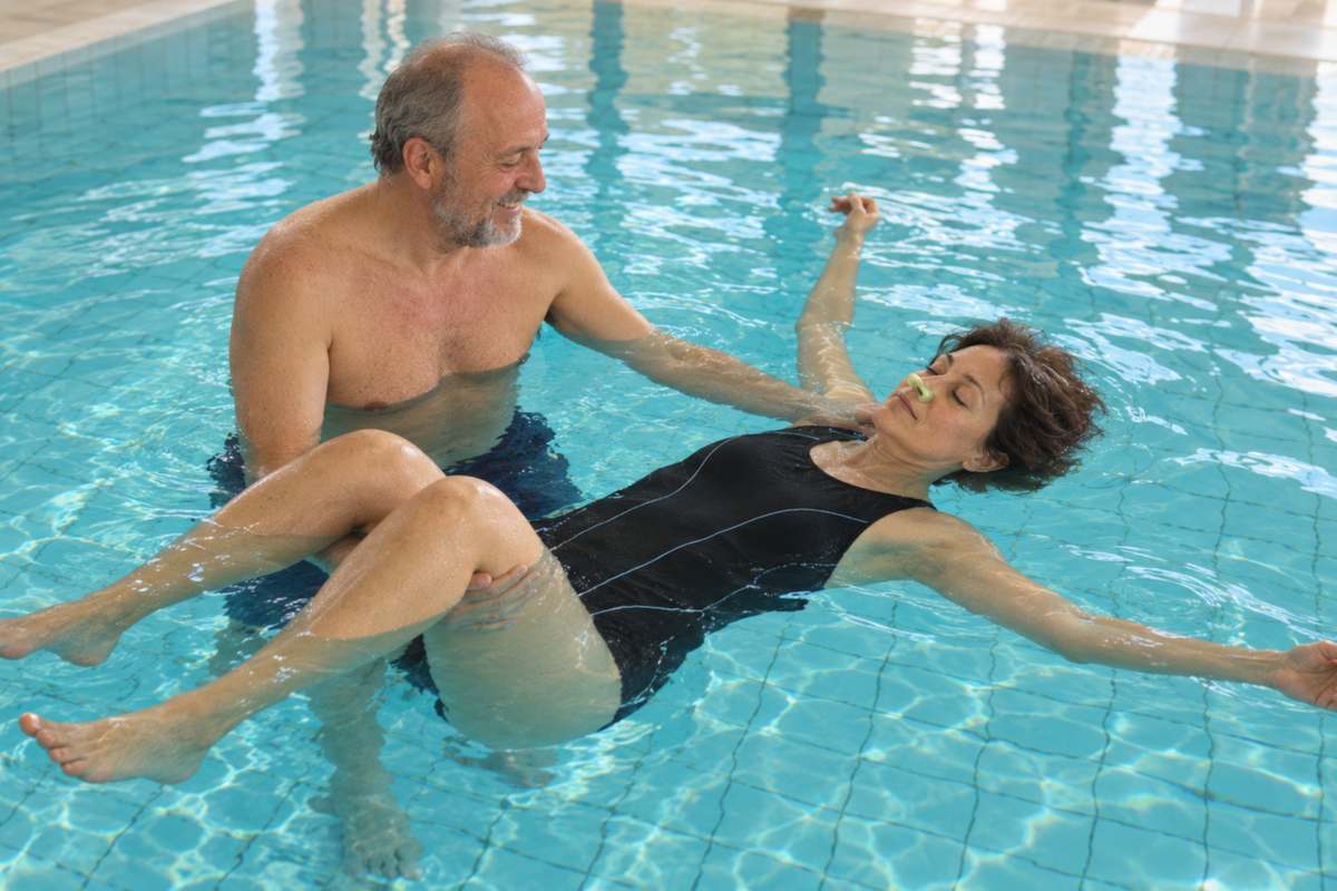 Respiro e Coccole, il galleggiamento in acqua Paolo Cericola sostiene in piscina una donna che galleggia a braccia aperte, rilassata e a occhi chiusi